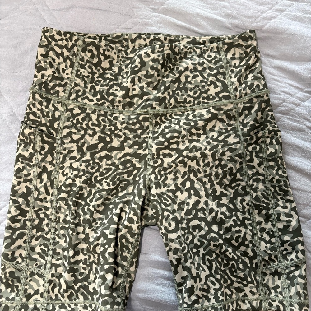 Athleta ultimate stash 7” short size medium